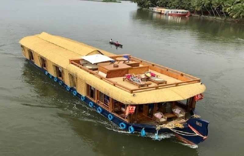 Houseboat In nIleshwar