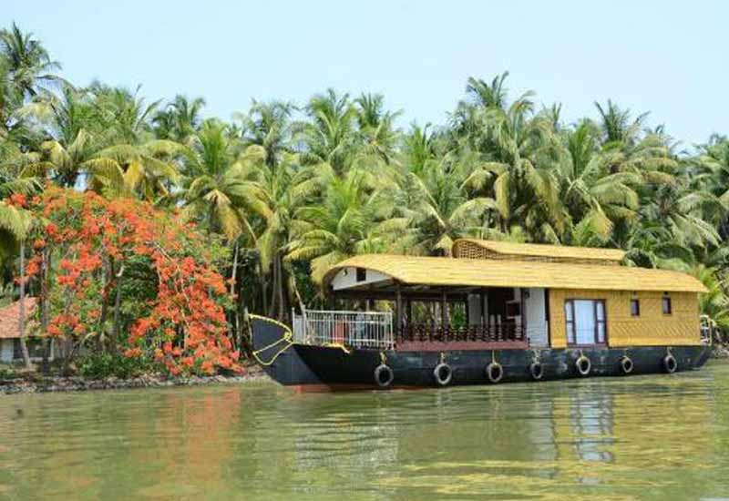 house boat at kavvayi